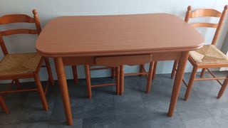 Mesa de cocina madera con 3 sillas y 2 taburetes