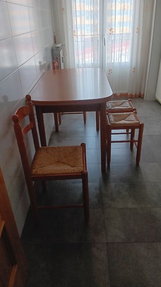 Mesa de cocina madera con 3 sillas y 2 taburetes