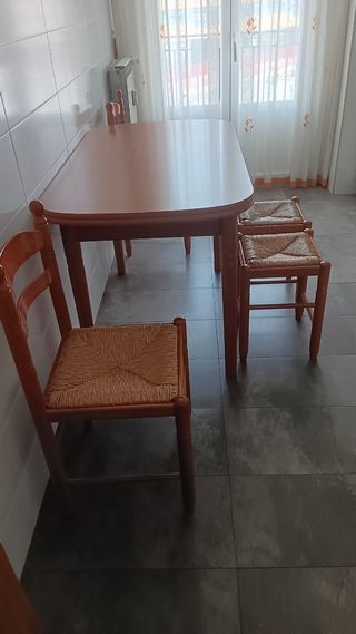 Mesa de cocina madera con 3 sillas y 2 taburetes