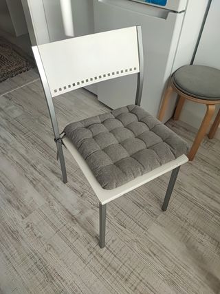 Silla de cocina blanca y gris