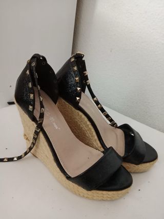 Sandalias de cuña negras con tachuelas