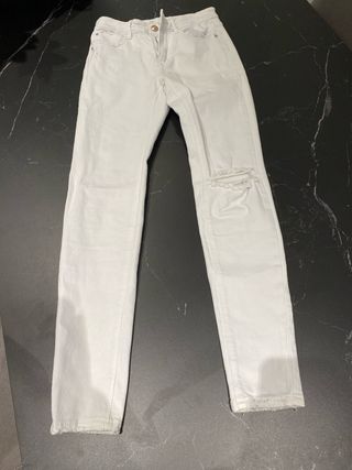 Pantalón vaquero blanco desgastado