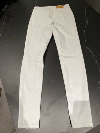 Pantalón vaquero blanco desgastado