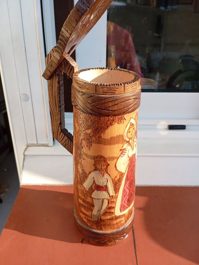 Jarra de madera artesanal con figuras
