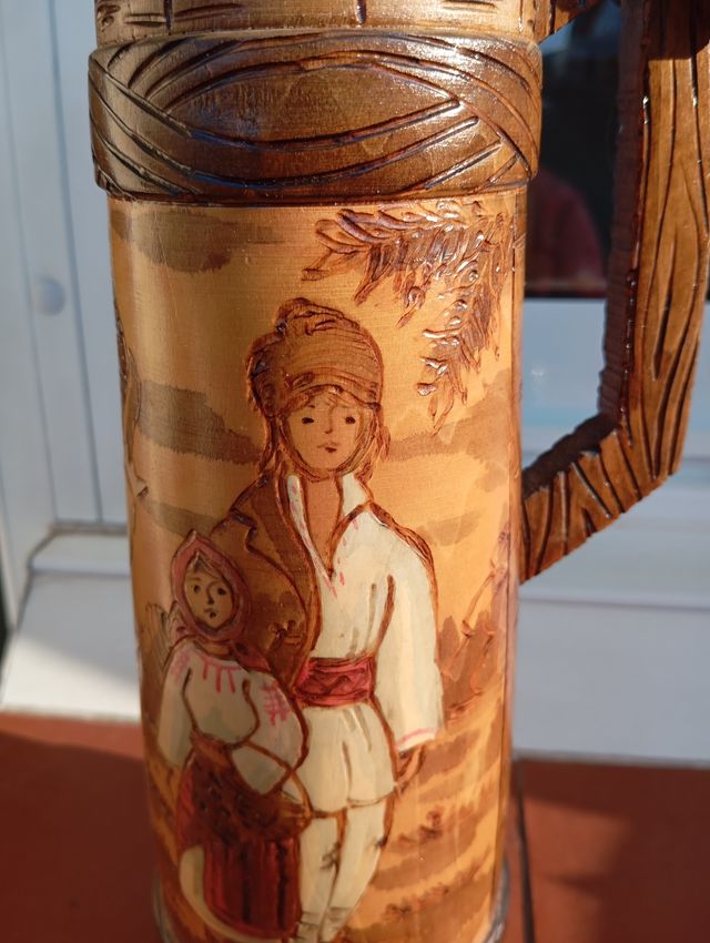 Jarra de madera artesanal con figuras