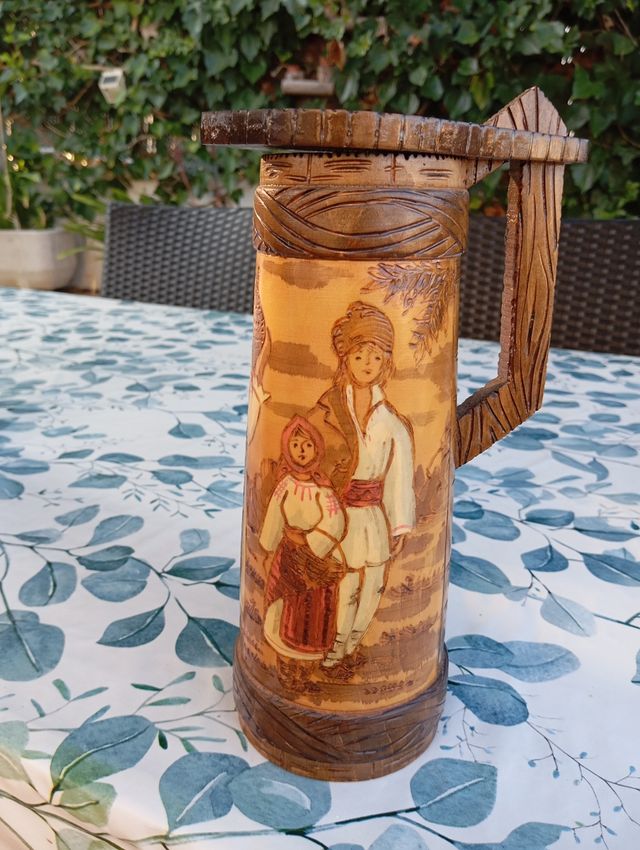 Jarra de madera artesanal con figuras