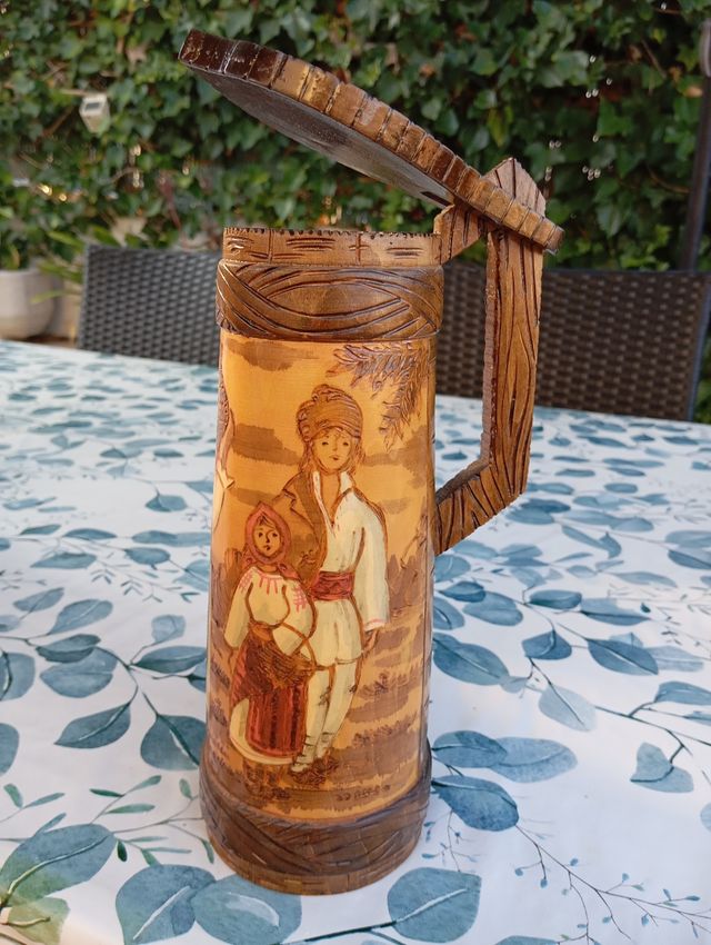 Jarra de madera artesanal con figuras