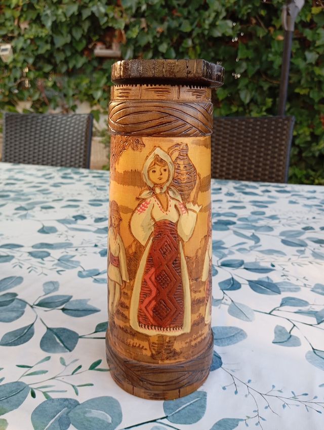 Jarra de madera artesanal con figuras