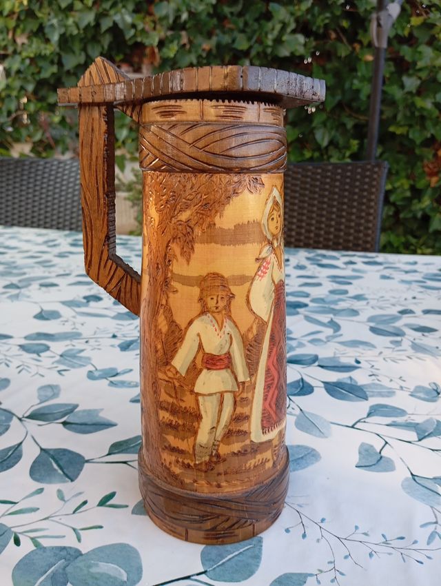 Jarra de madera artesanal con figuras