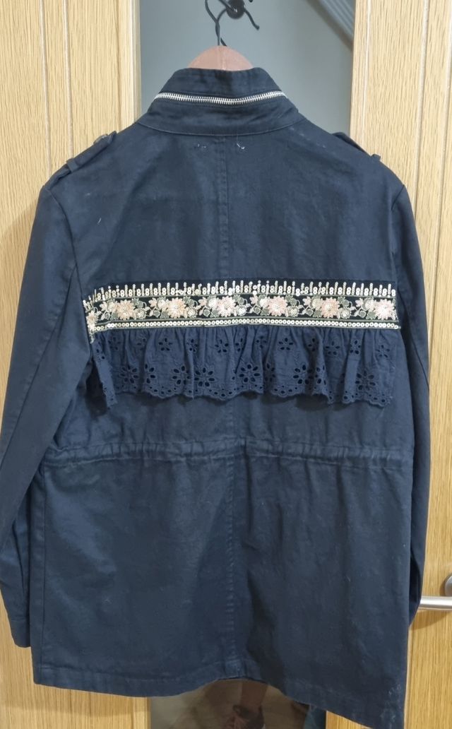 Chaqueta negra con bordado.