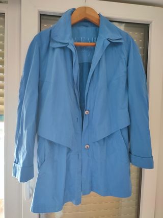 Gabardina azul con doble cuello
