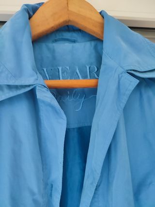 Gabardina azul con doble cuello