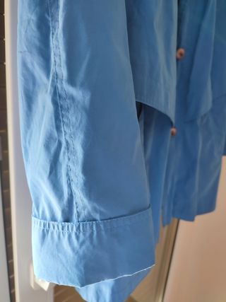Gabardina azul con doble cuello