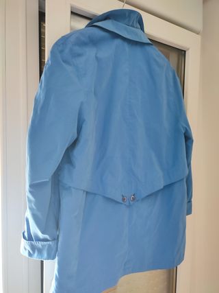 Gabardina azul con doble cuello