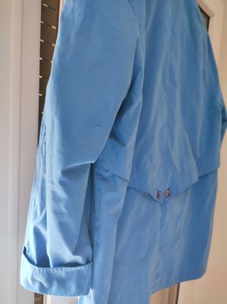 Gabardina azul con doble cuello