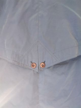 Gabardina azul con doble cuello