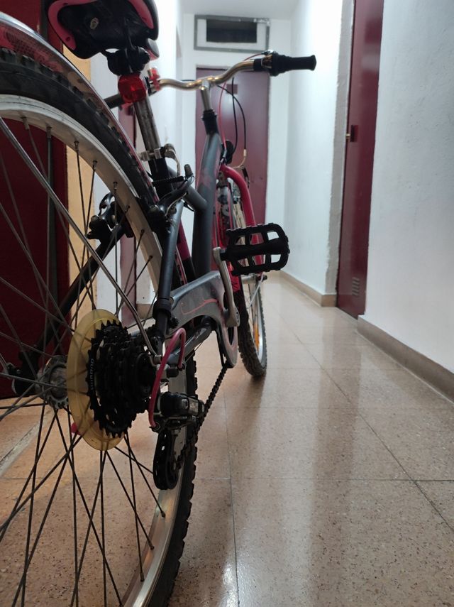 Bicicleta Btwin rosa e preta de 24 polegadas