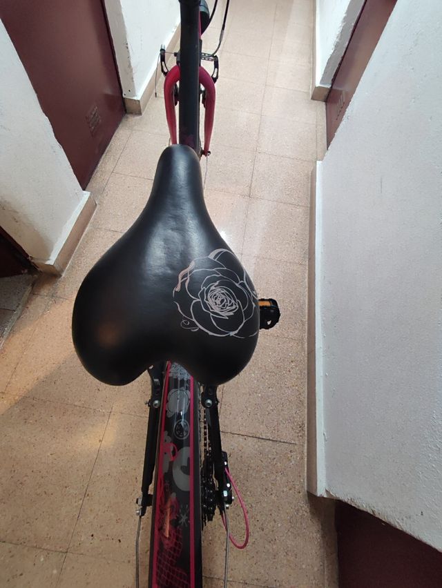 Bicicleta Btwin rosa e preta de 24 polegadas