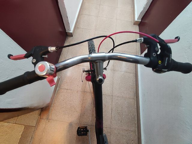 Bicicleta Btwin rosa e preta de 24 polegadas