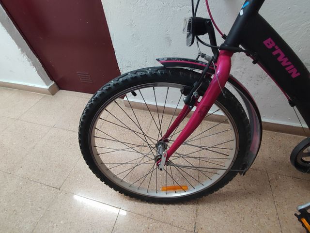 Bicicleta Btwin rosa e preta de 24 polegadas