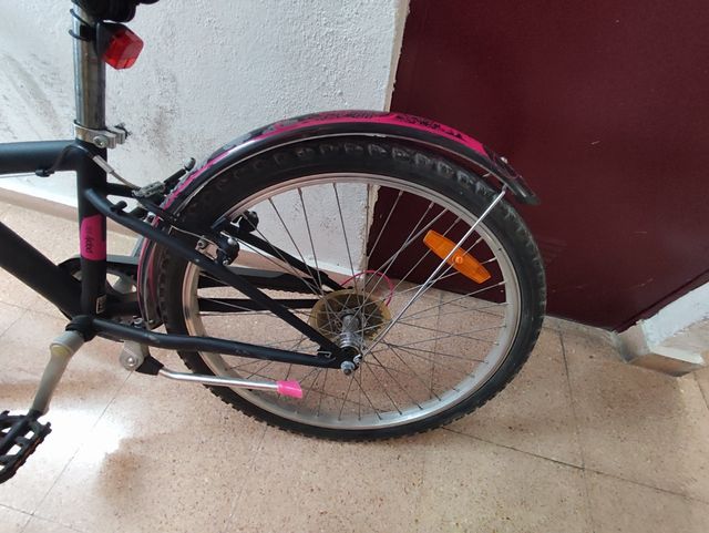 Bicicleta Btwin rosa e preta de 24 polegadas