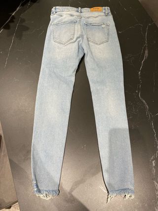 Pantalón vaquero desgastado