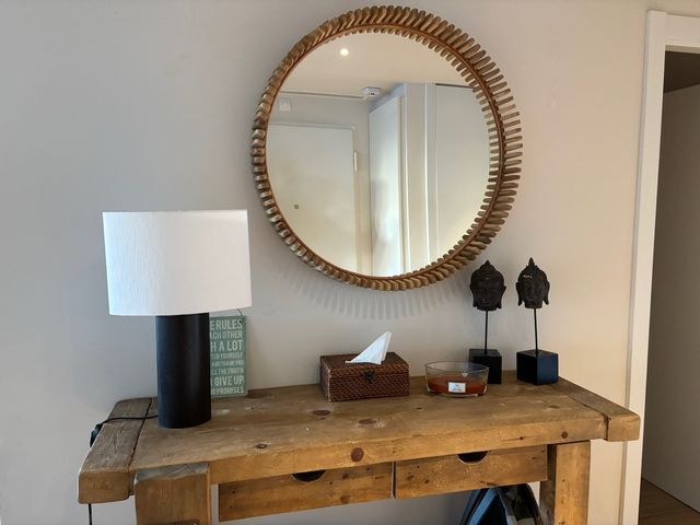 Lámpara de mesa negra y madera