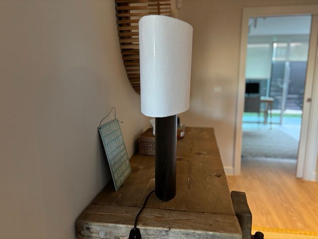 Lámpara de mesa negra y madera