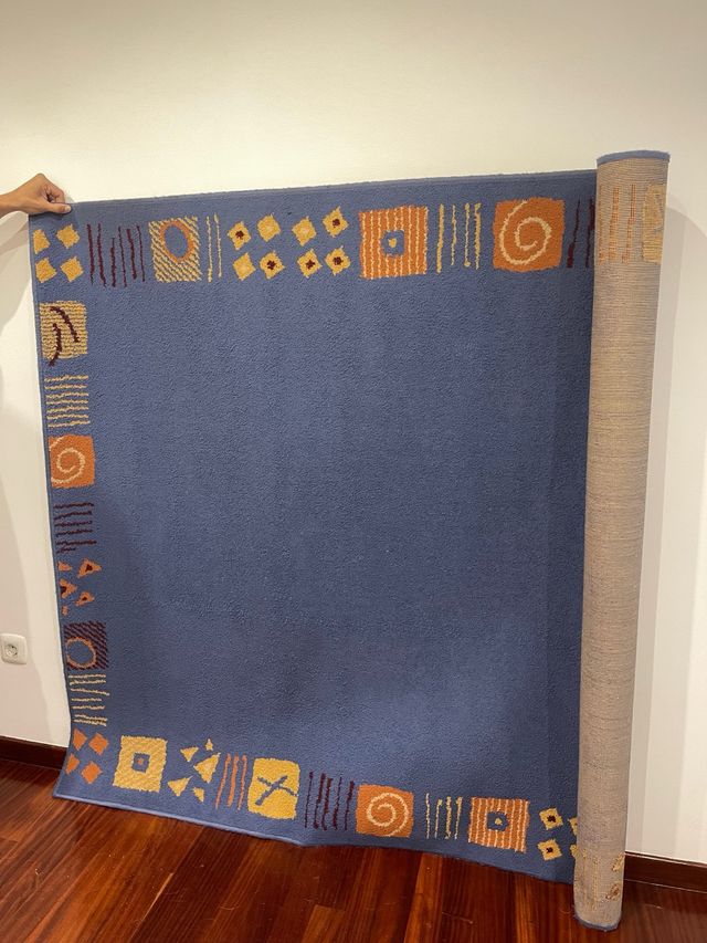 Alfombra azul con diseño geométrico