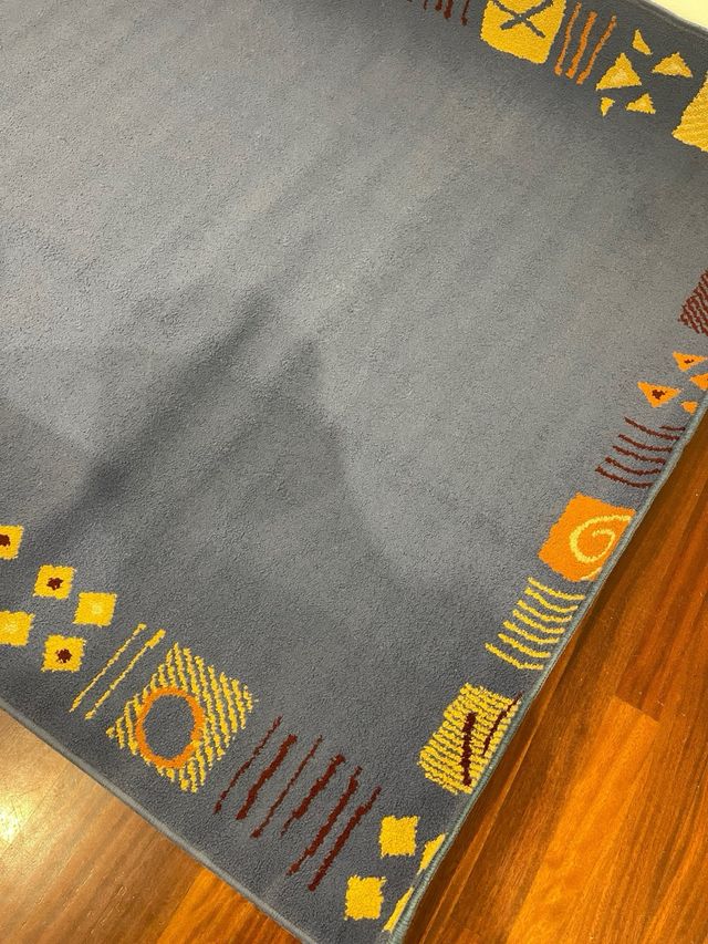 Alfombra azul con diseño geométrico