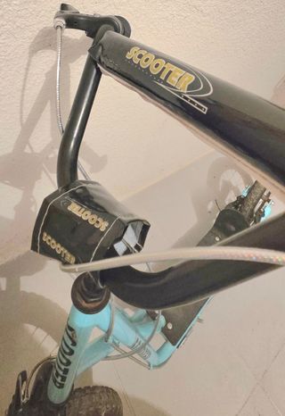 Bicinete marca scooter azul
Bicicleta
Patinete