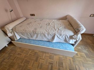 Dormitorio juvenil blanco de madera.