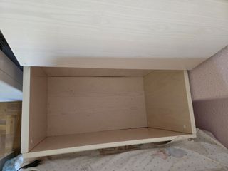 Dormitorio juvenil blanco de madera.