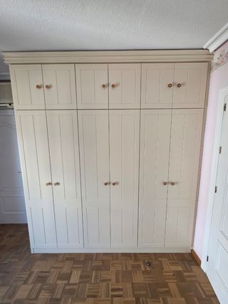 Dormitorio juvenil blanco de madera.