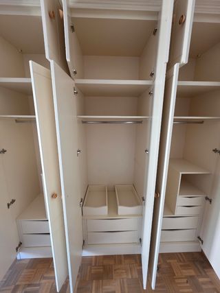 Dormitorio juvenil blanco de madera.