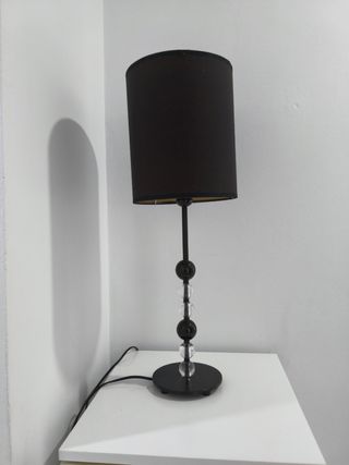 Lámpara de mesa negra con detalles transparentes