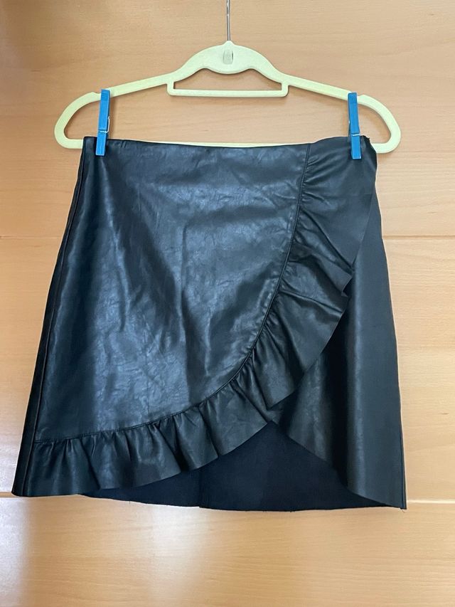 Falda piel negra volantes T38