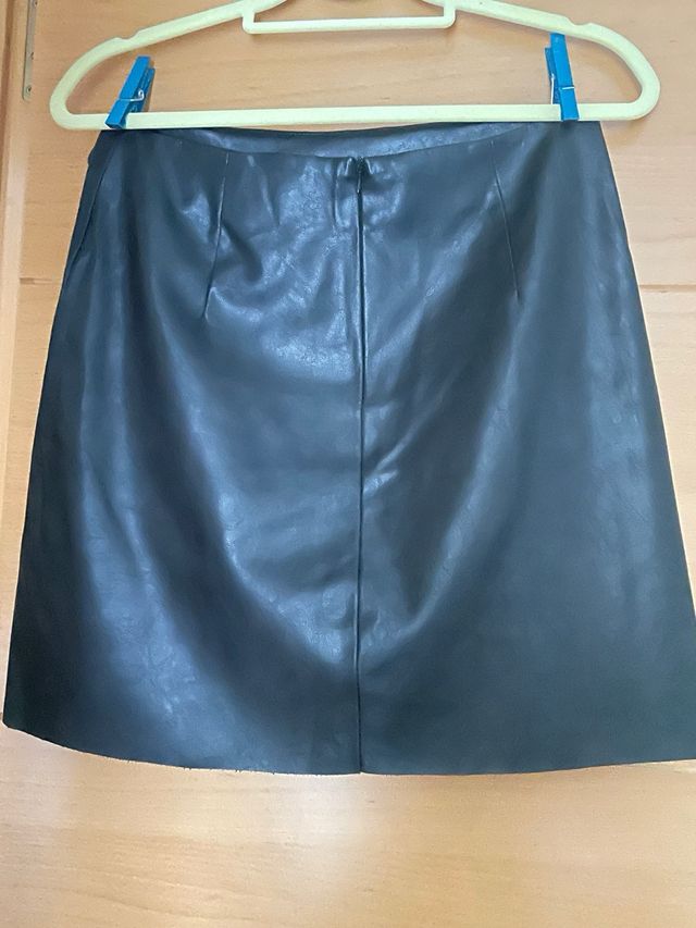 Falda piel negra volantes T38