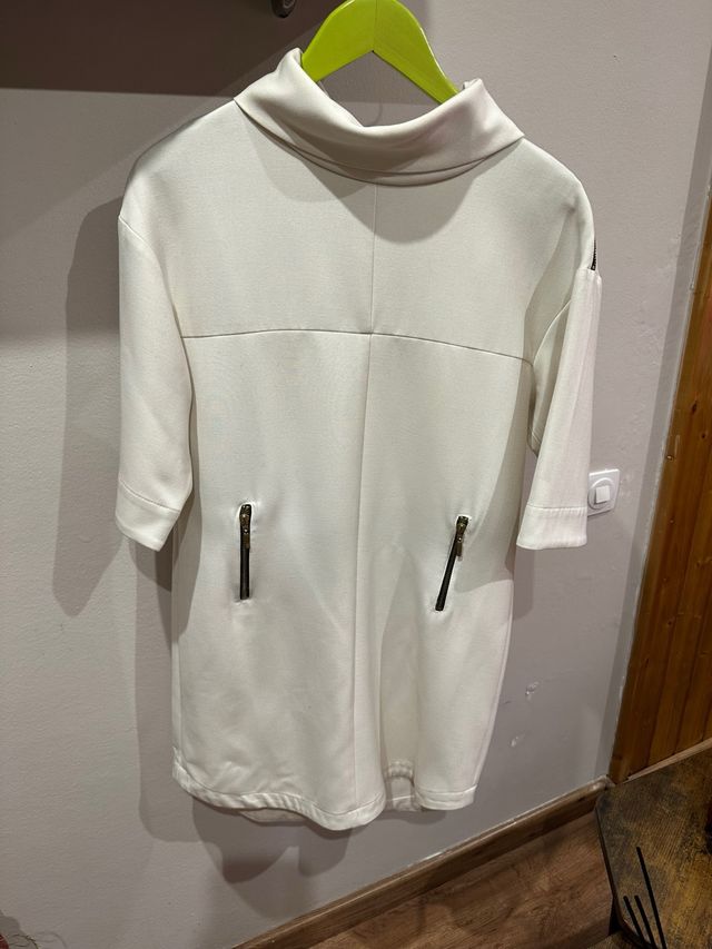 Vestido blanco con cuello alto y cremalleras