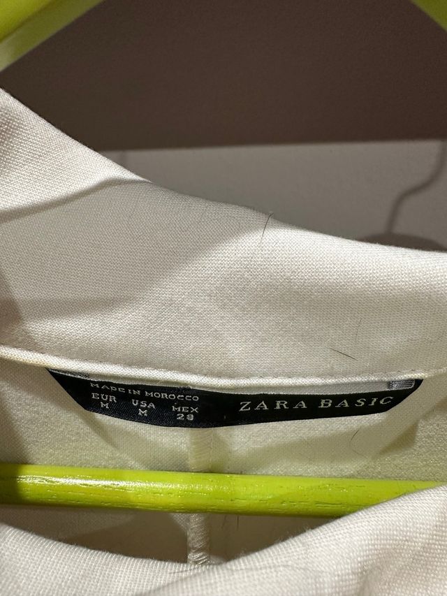 Vestido blanco con cuello alto y cremalleras