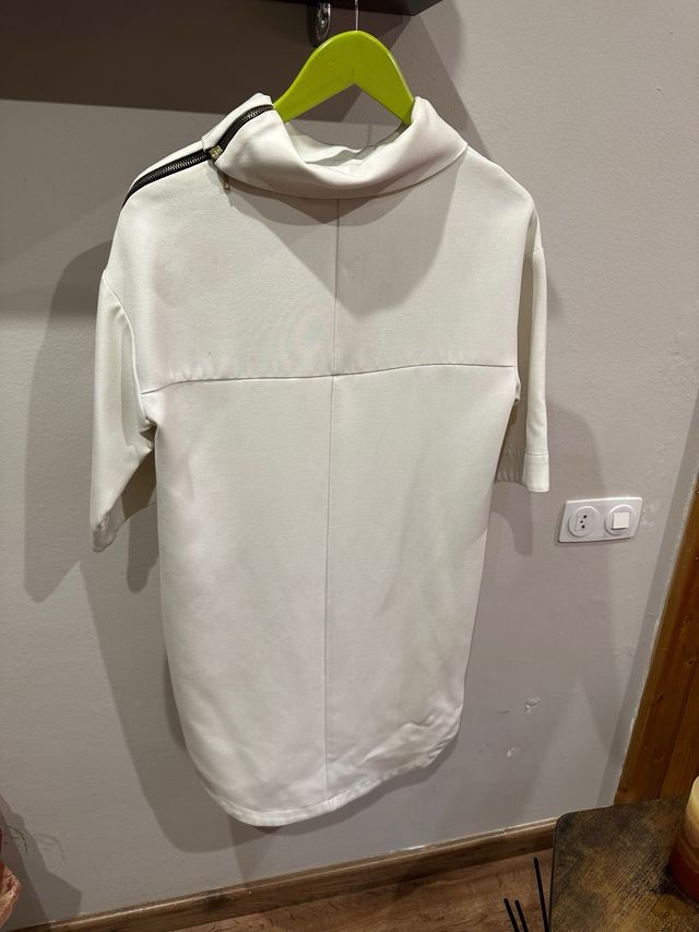 Vestido blanco con cuello alto y cremalleras