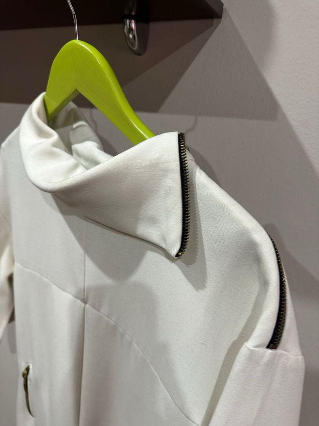 Vestido blanco con cuello alto y cremalleras