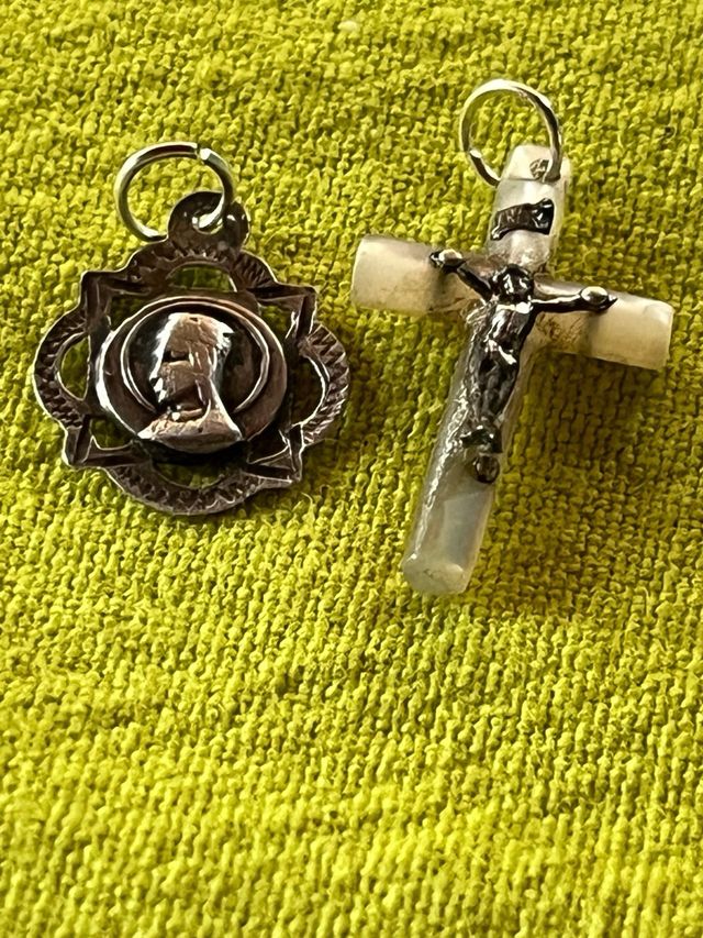 Cruz Nácar y Virgen Montserrat Plata