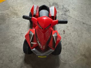 Moto infantil 4 ruedas eléctrica roja