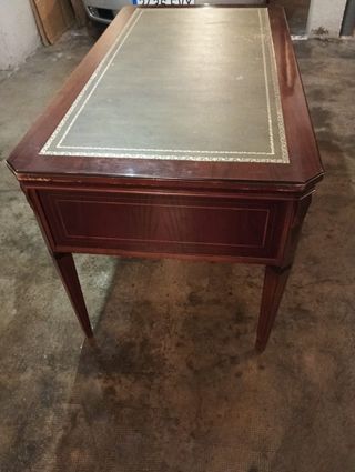 Mesa de madera con tablero de cuero