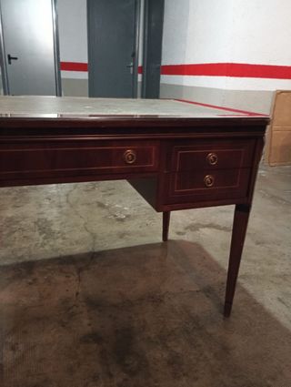 Mesa de madera con tablero de cuero