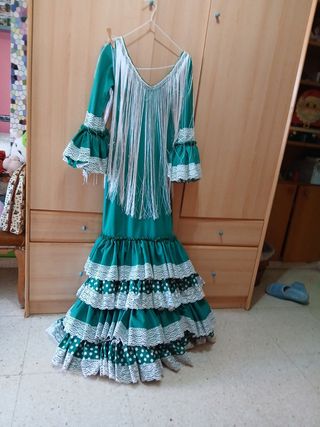Traje de flamenca verde con volantes