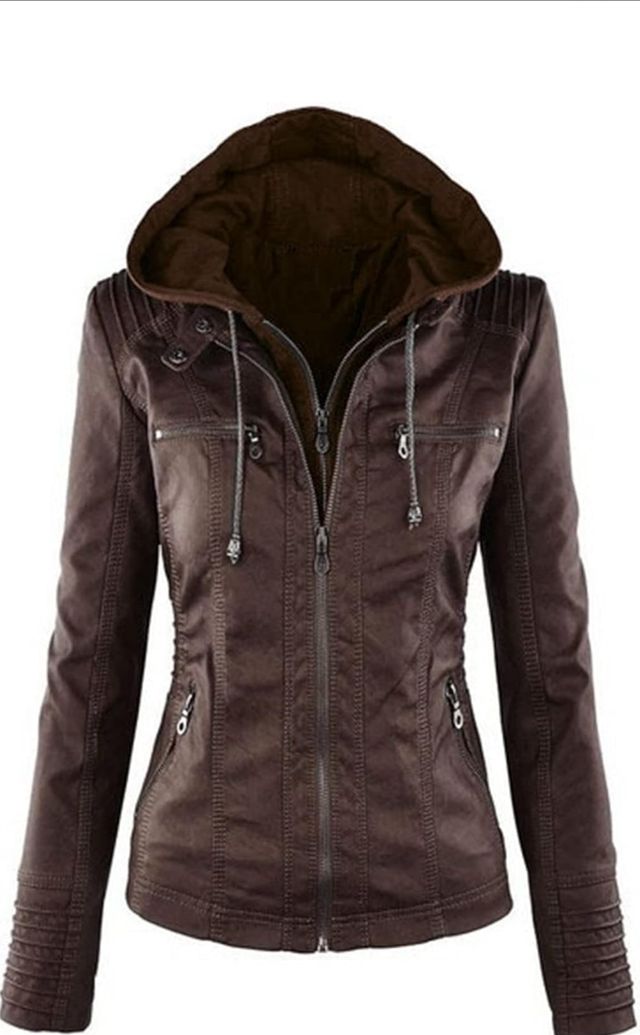 Chaqueta polipiel marrón con capucha