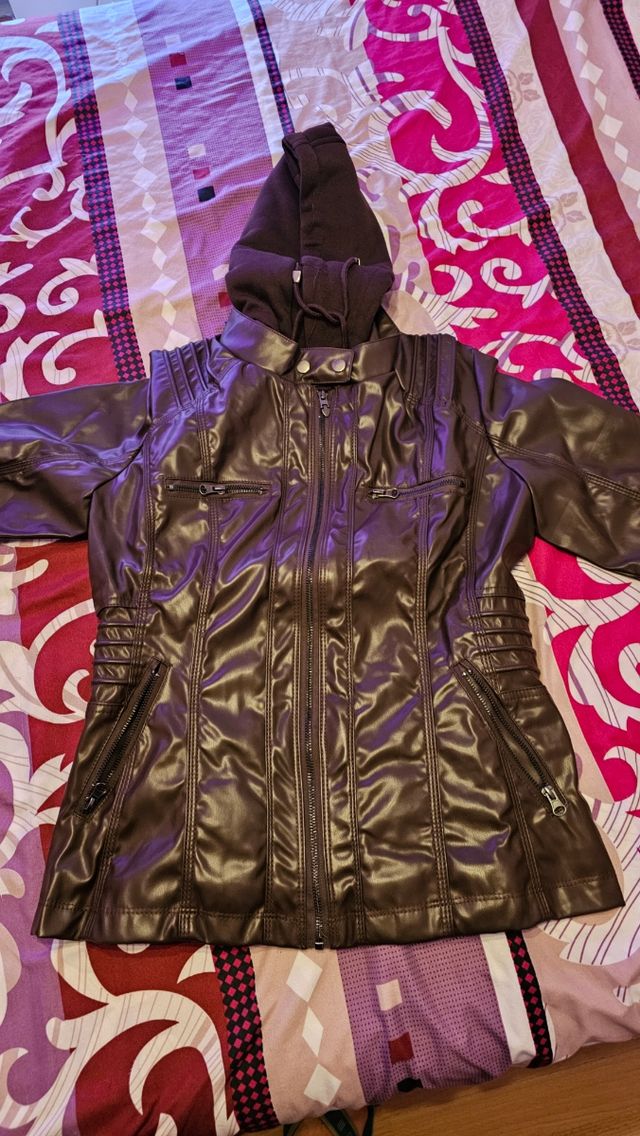 Chaqueta polipiel marrón con capucha