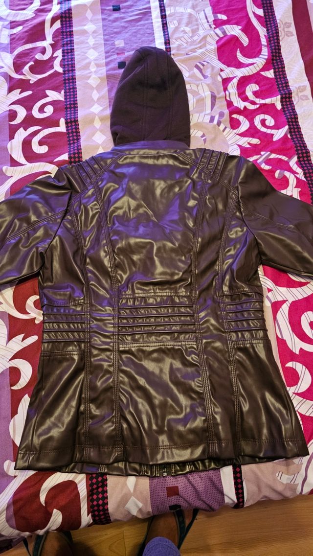 Chaqueta polipiel marrón con capucha